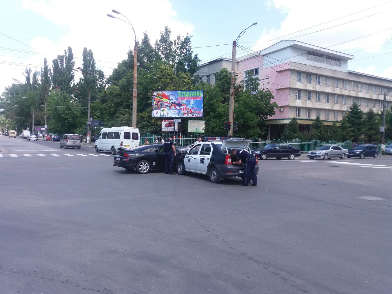 На Ботанике ехавшая на вызов полицейская машина попала в ДТП