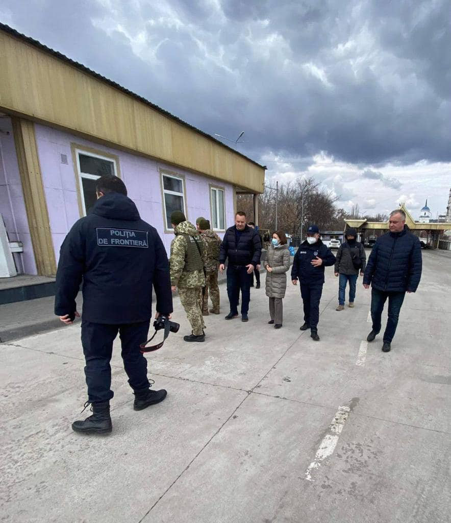 Санду на границе с Украиной передала помощь для беженцев