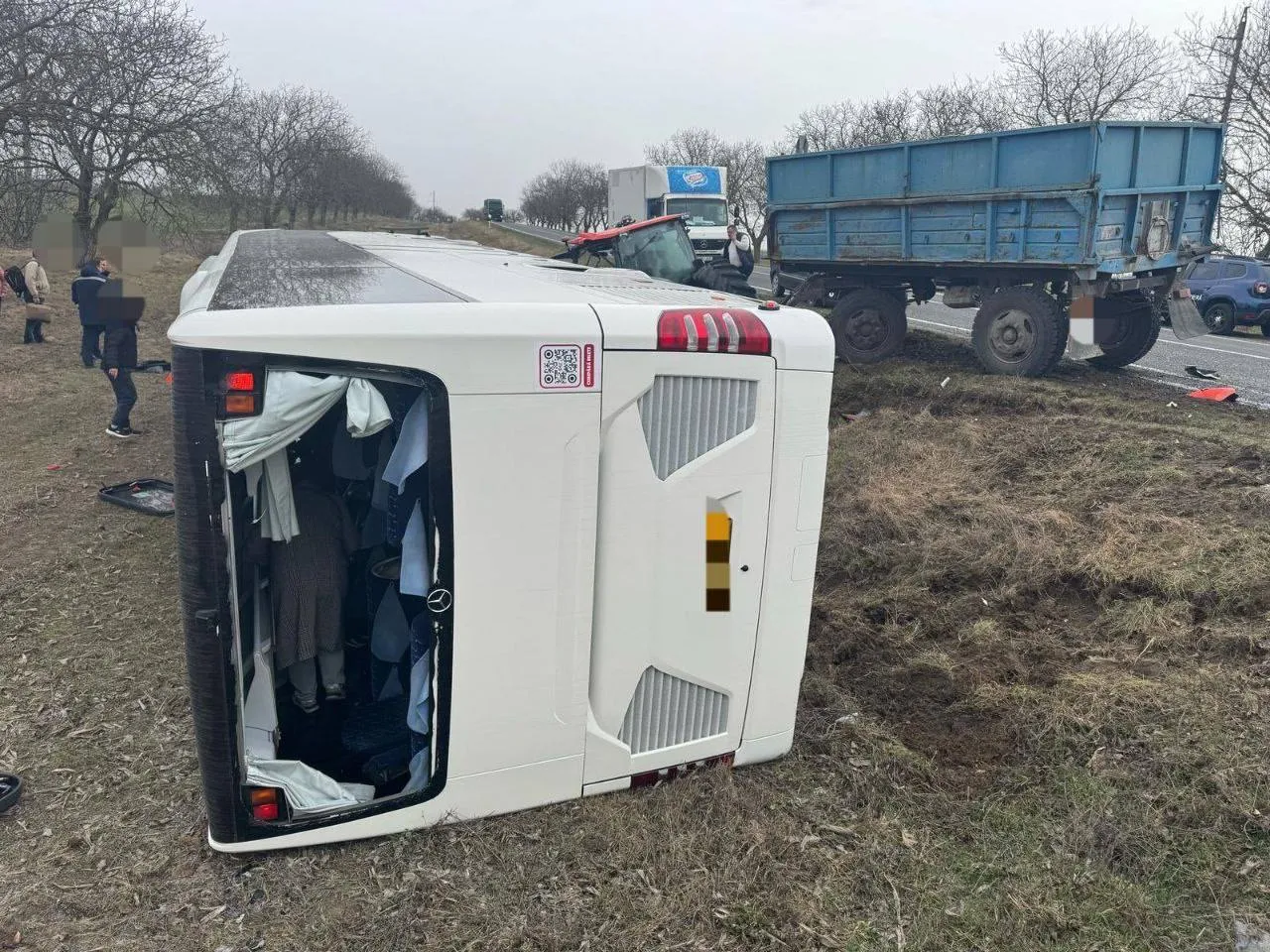 Accident în raionul Ștefan Vodă: Un autocar s-a tamponat cu un tractor