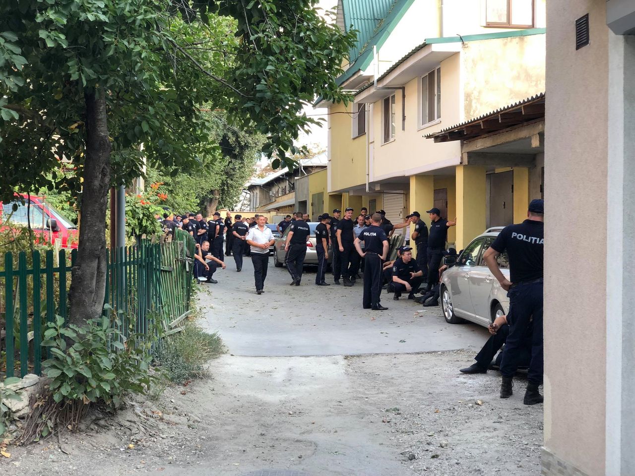 Десятки полицейских были засняты у офиса ДПМ