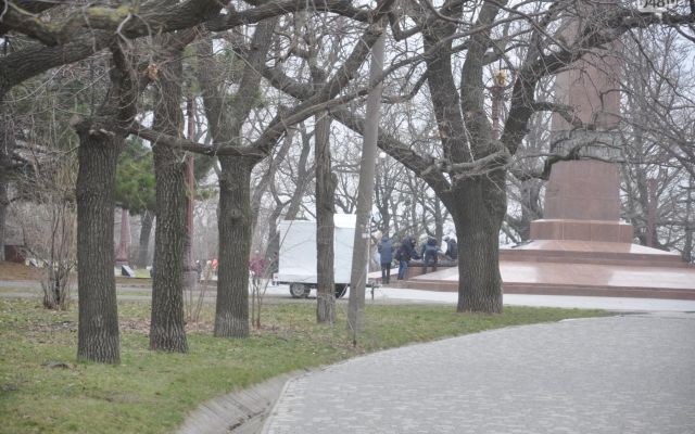 В Одессе группа юношей сушила ноги на Вечном огне
