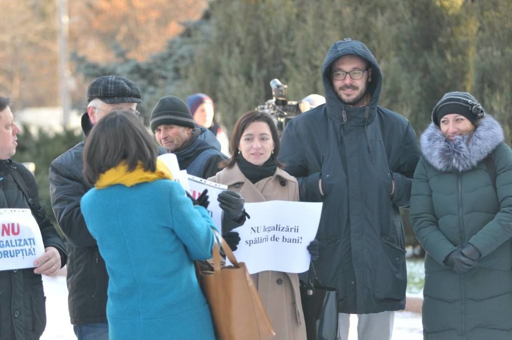 Maia Sandu a protestat azi în fața Parlamentului