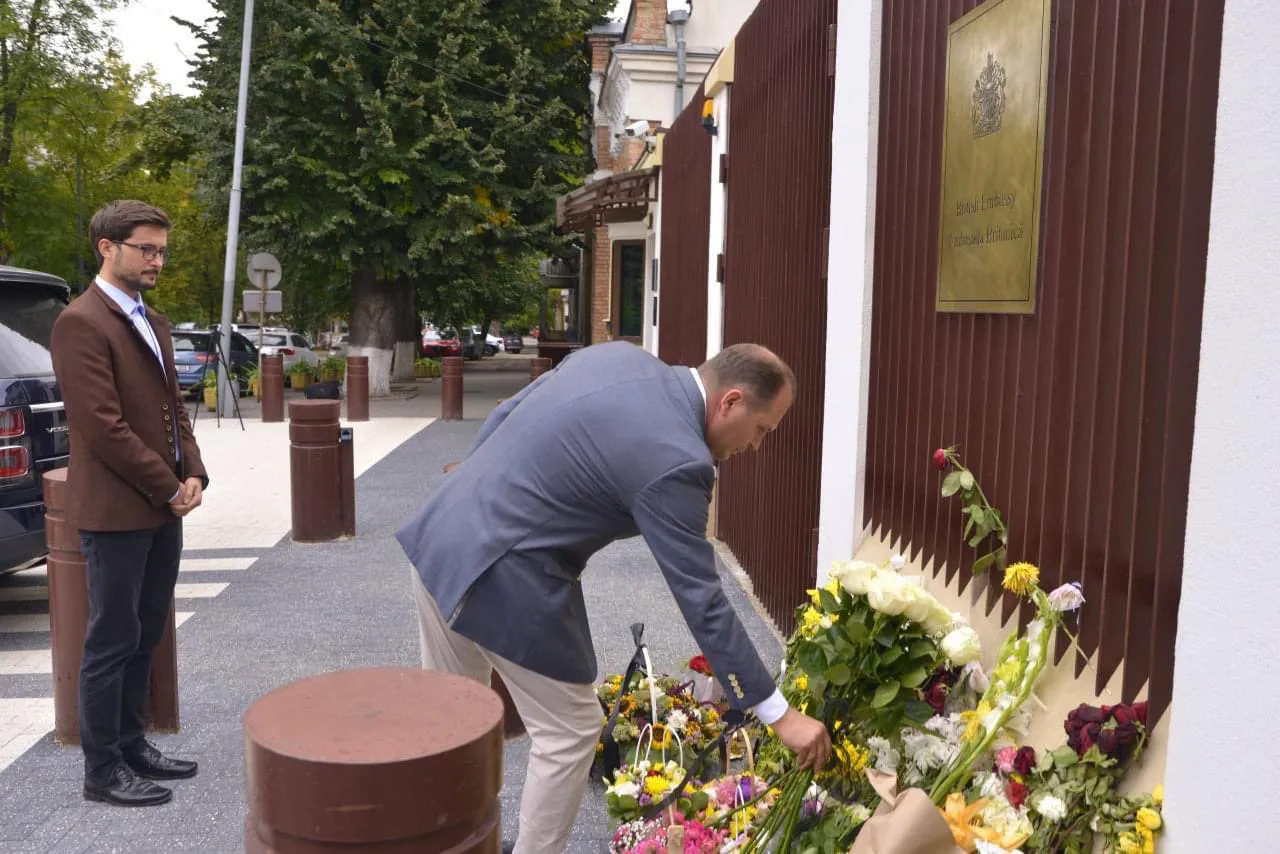 Чебан возложил цветы у посольства Великобритании в Кишинёве