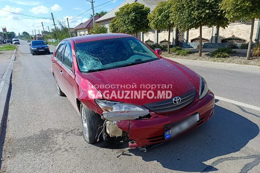 В Конгазе водитель за рулем автомобиля сбил двух человек