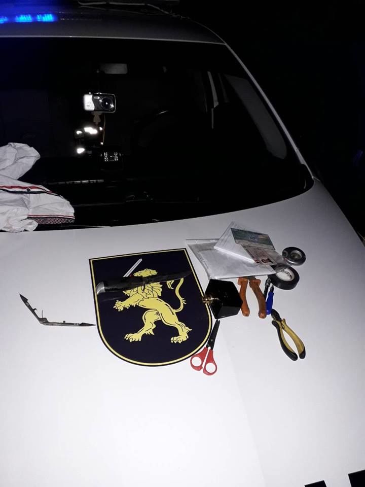 В Бельцах взломщик автомобиля угрожал ножом владельцу машины