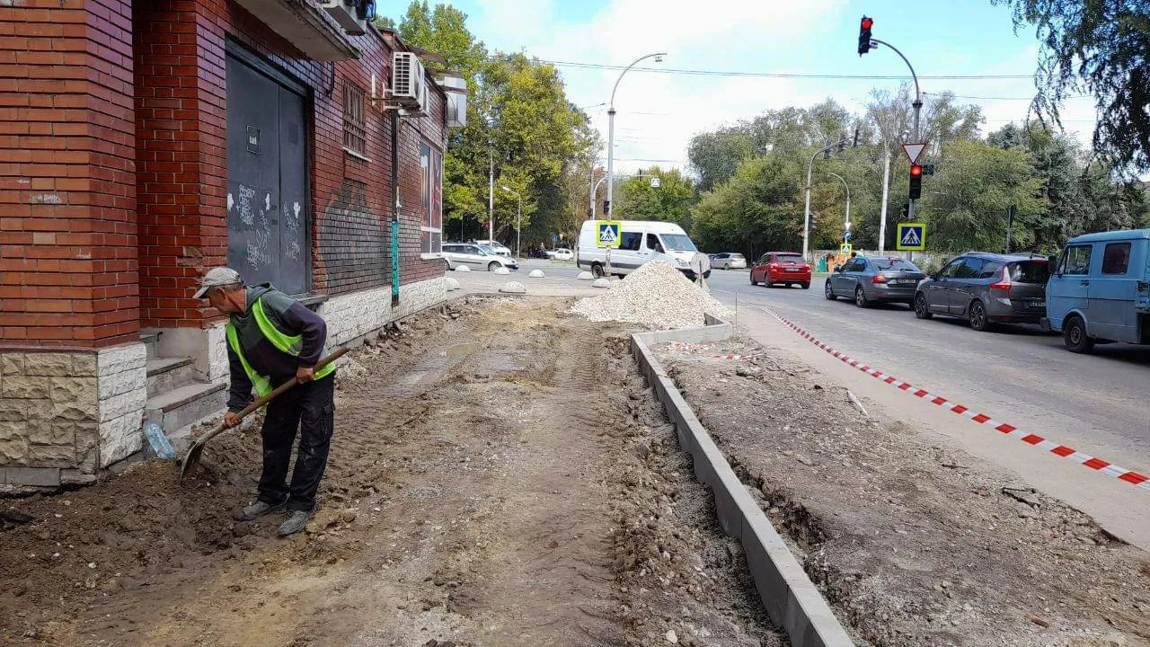 На Рышкановке продолжается ремонт тротуаров