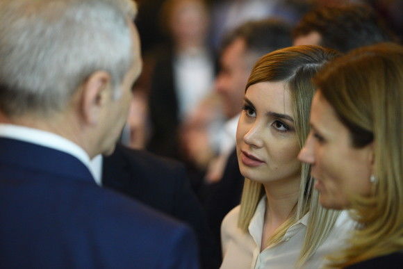 Cine e iubita lui Dragnea. Cum l-a sorbit din priviri tânăra de 25 de ani