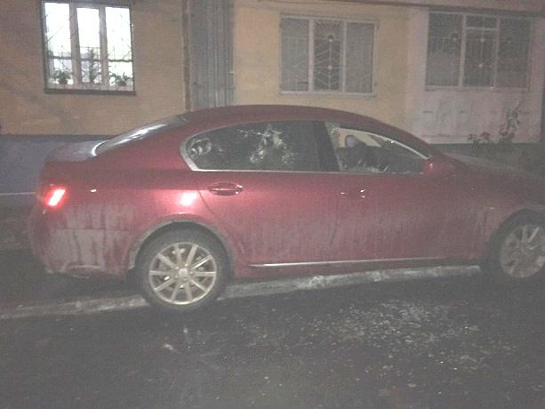 В Кишиневе мужчина разбил стекла автомобиля и сам вызвал полицию