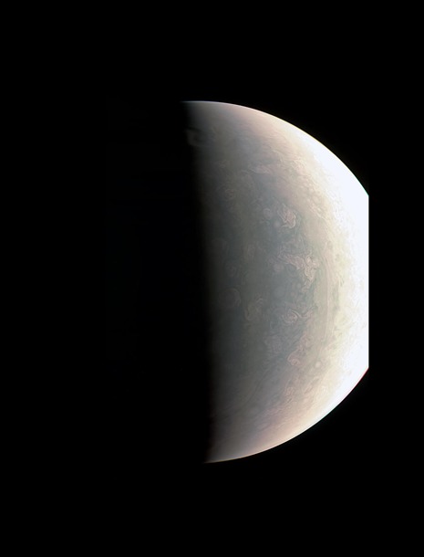 Фото Юпитера с зонда Juno поразили ученых