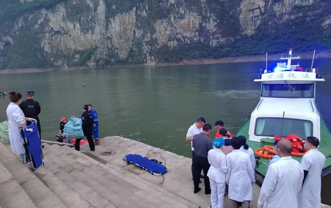 Mai multe bărci turistice s-au răsturnat în China: 10 morți și peste 70 de răniți