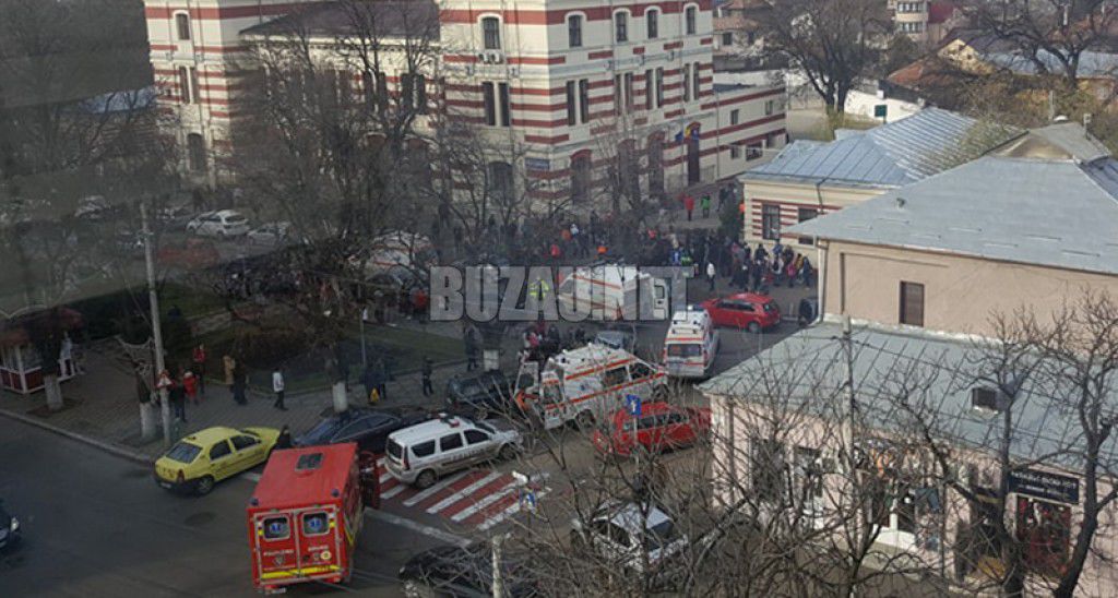 В Бузэу директор школы наехала на внедорожнике на родителей, ожидавших детей