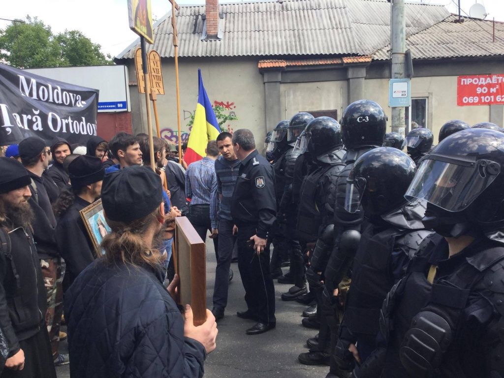Sute de polițiști au intervenit pentru a-i separa pe reprezentanții minorităților sexuale de preoți, care au organizat o contramanifestație