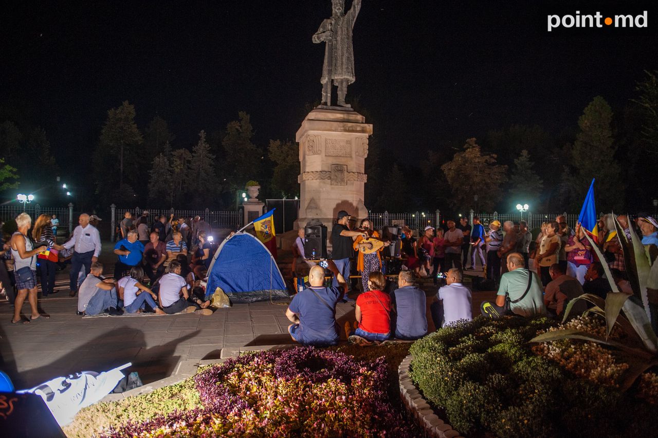 Протестующие расположили палатки у памятника Штефана чел Маре