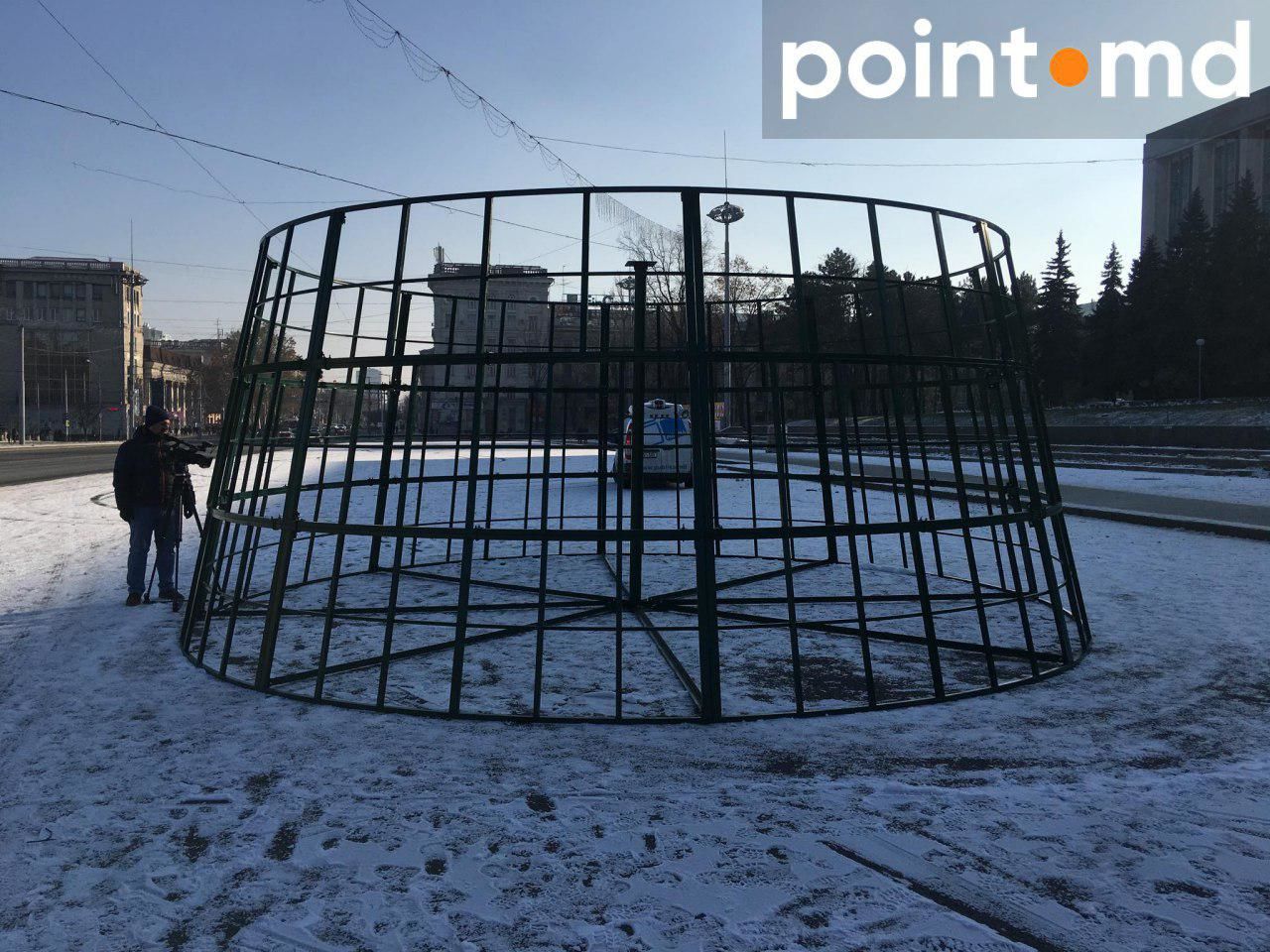 На ПВНС начали устанавливать новогоднюю елку