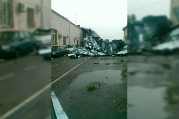 В Приднестровье ветер повалил деревья, опору ЛЭП и снес крышу зданию МВД