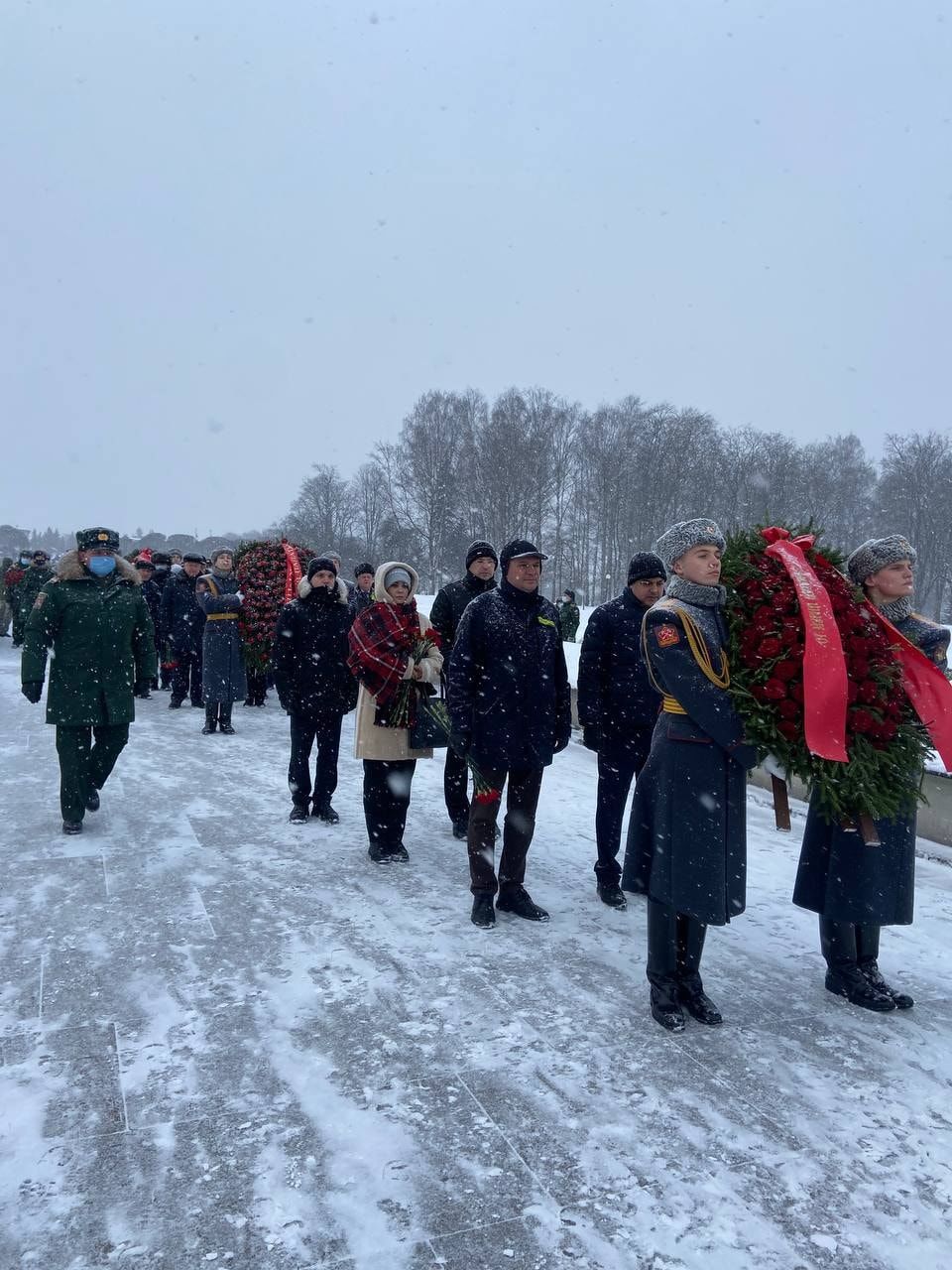 Чебан возложил цветы на мемориальном кладбище в Санкт-Петербурге