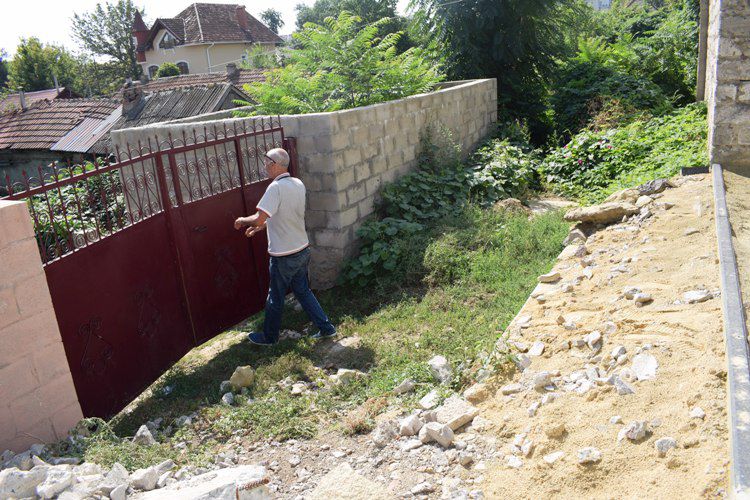 Воры проникают в разрушенные после ливня дома в центре Комрата