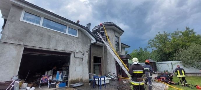 В Прикарпатье спортивный самолет упал на дом: погибли четыре человека