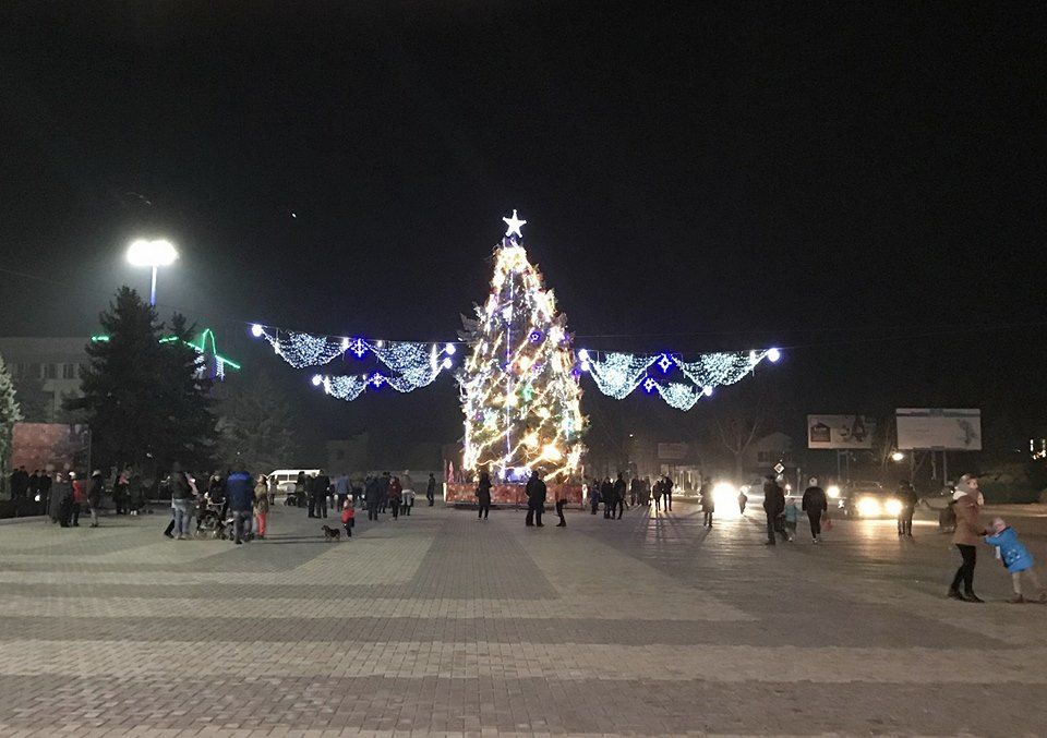 В Кагуле состоялось торжественное открытие новогодней елки