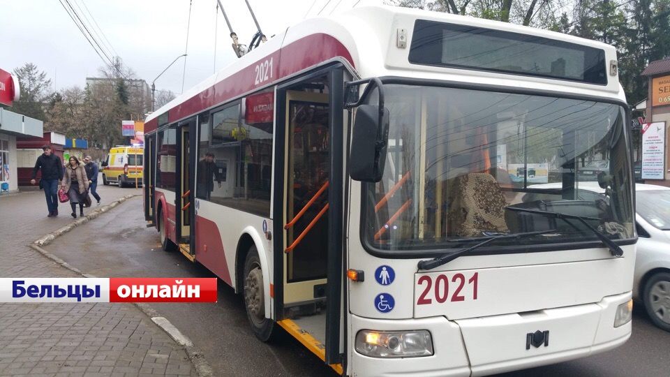 В Бельцах троллейбус протащил женщину несколько метров