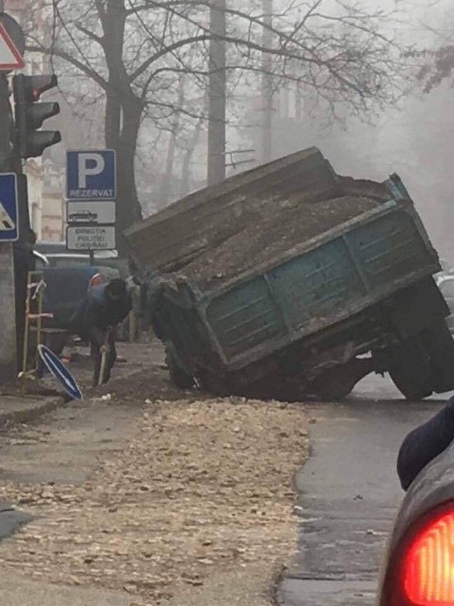 Грузовик провалился под асфальт на столичной улице