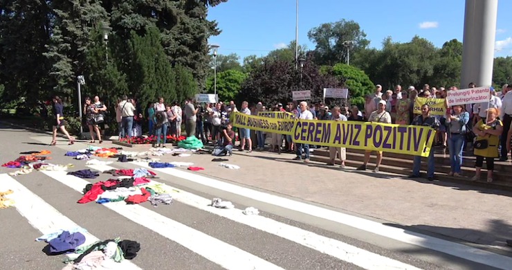 Предприниматели провели акцию протеста перед правительством
