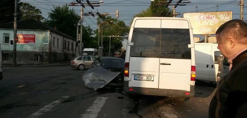Accident grav pe strada Ismail. O mașină, făcută zob