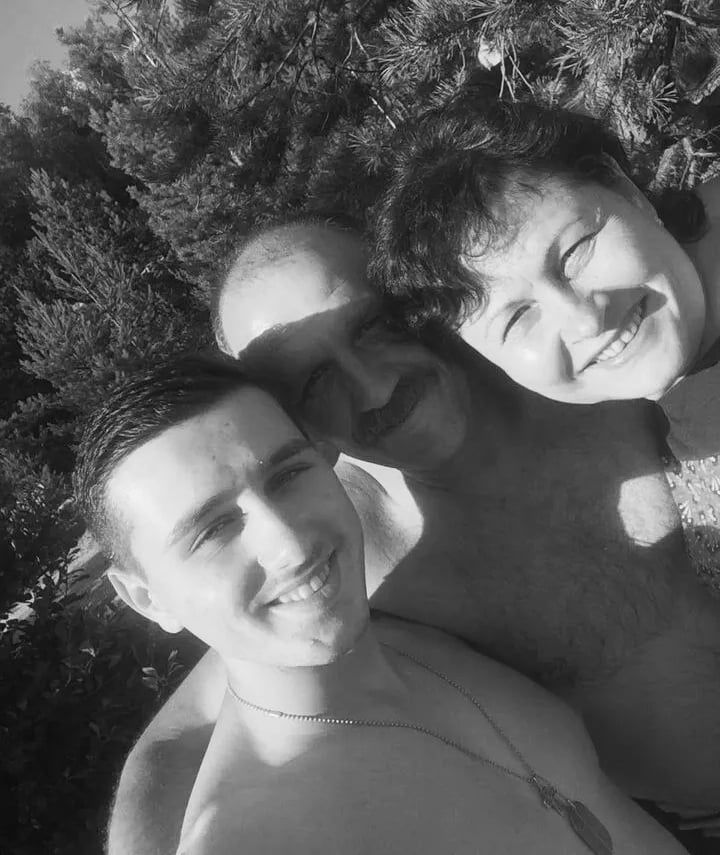 Родные и друзья размещают в Сети фотографии погибших в авиакатастрофе ребят