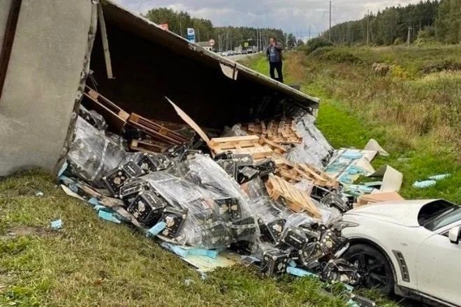 Фура с шампанским перевернулась под Москвой