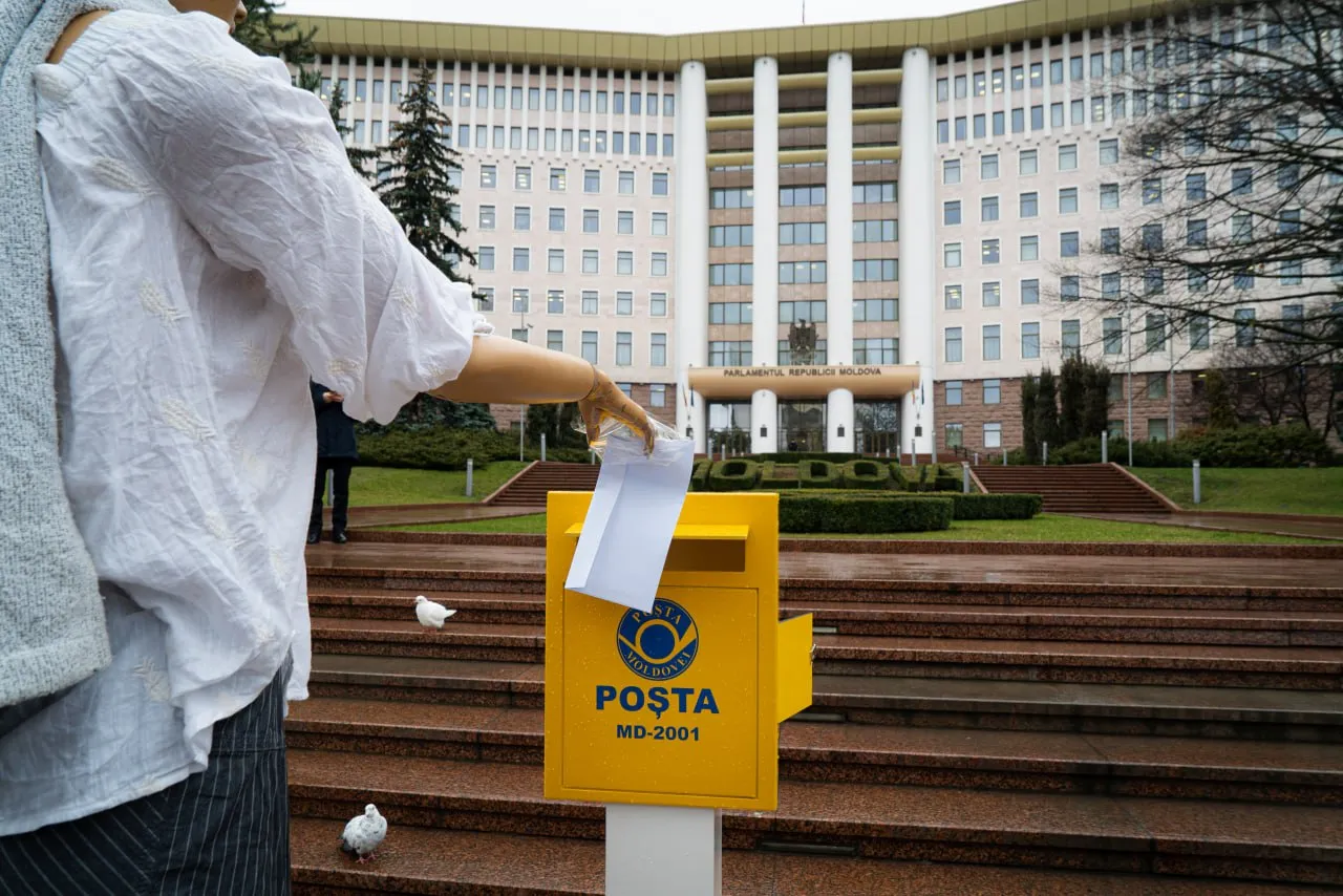 Партия "Возрождение" провела акцию протеста перед парламентом против голосования по почте