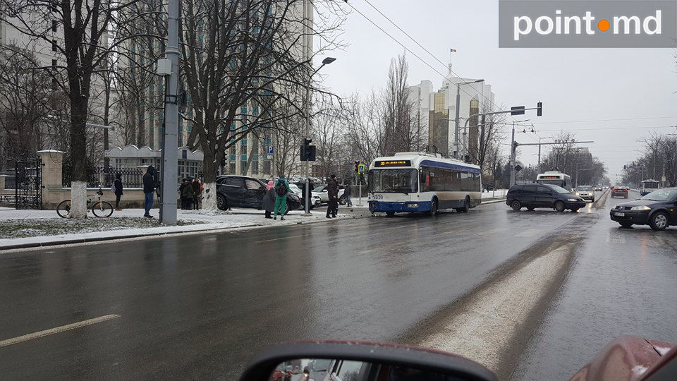 В центре Кишинева троллейбус столкнулся с легковушкой