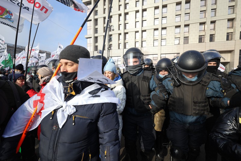 Столкновения в Киеве с протестующими: в силовиков швыряли яйца