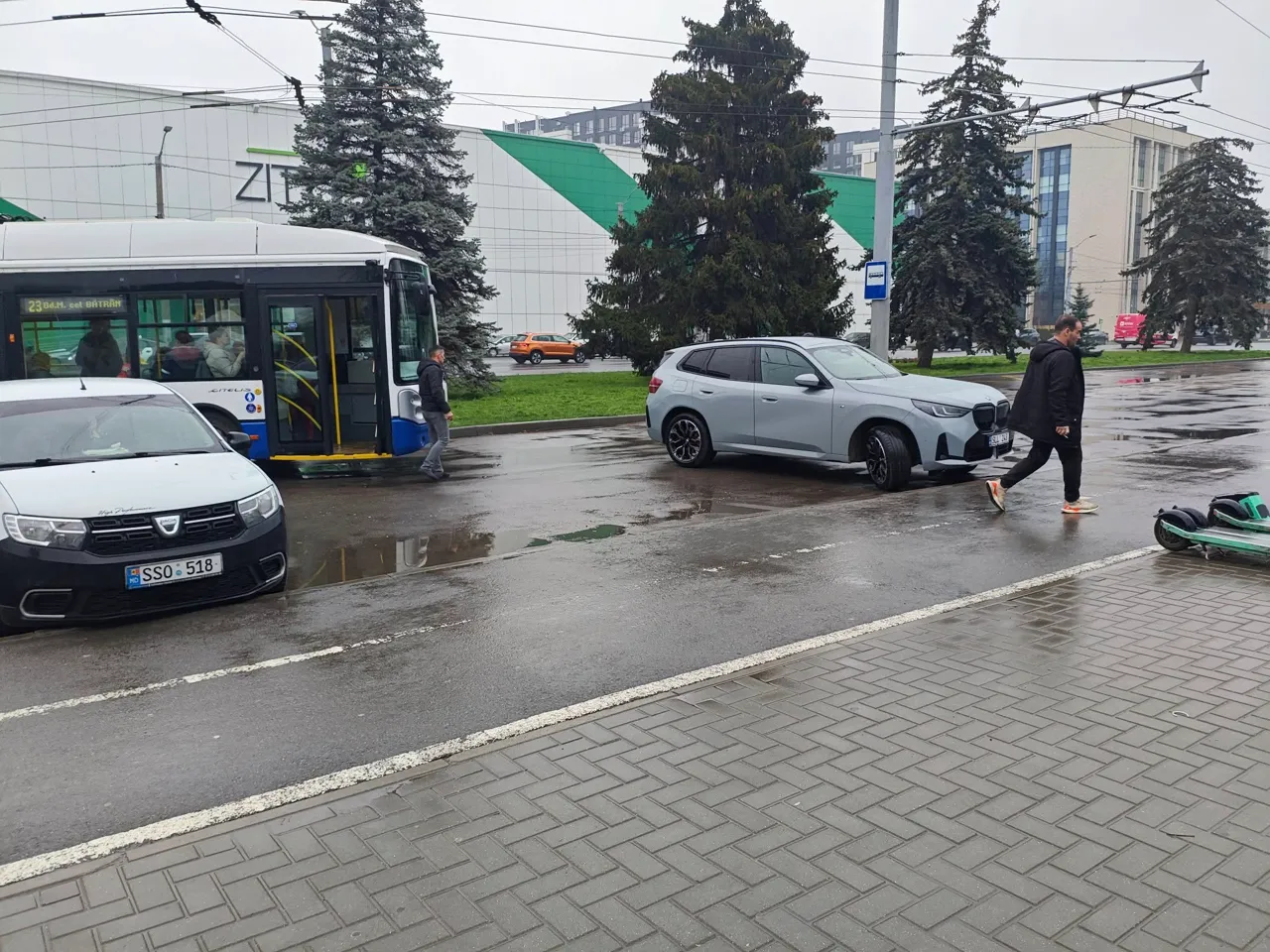 В Кишиневе встали троллейбусы из-за автохама на BMW
