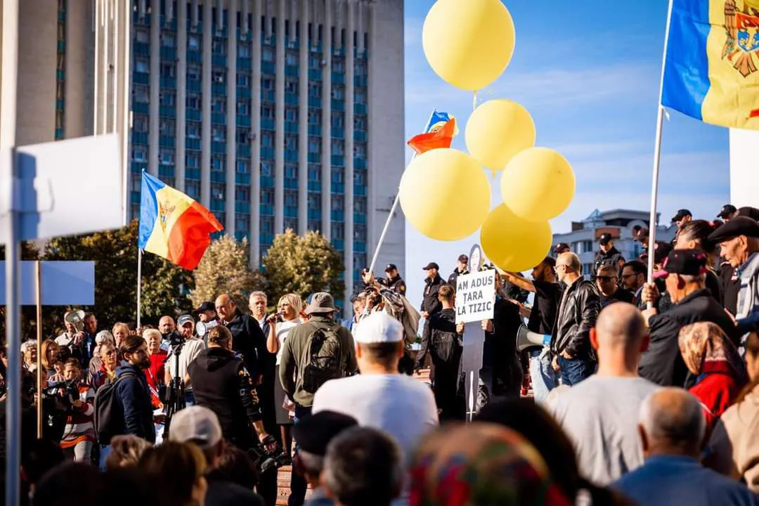 В Кишиневе на протесте запустили в небо картонную фигуру Майи Санду