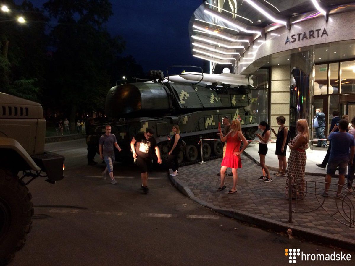 Зенитная установка «Бук» врезалась в здание бизнес-центра в Киеве