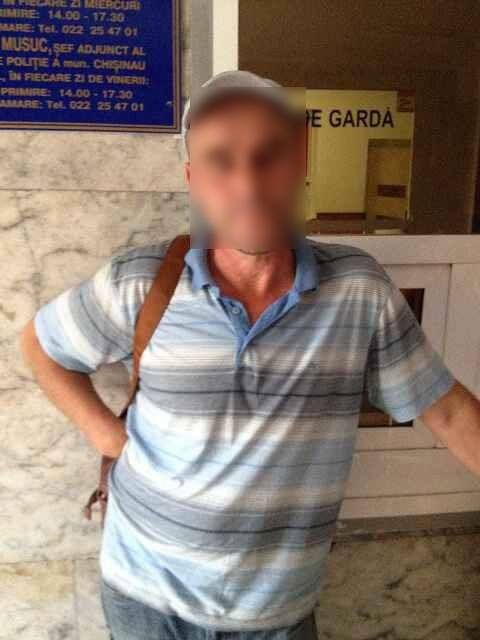 Двоих мужчин поймали во время кражи телефона в маршрутке