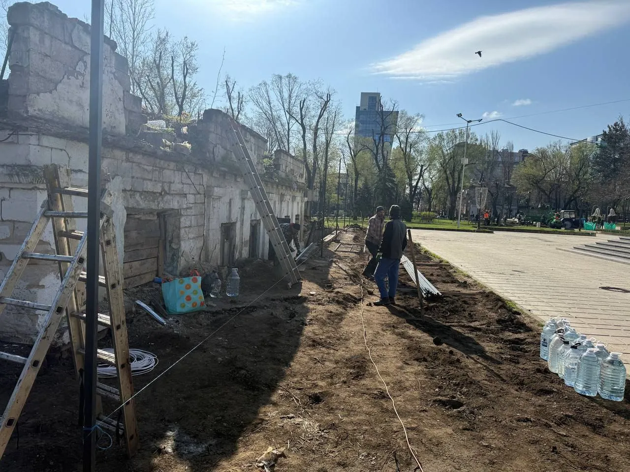 В столице ведутся работы по обустройству территории за Кафедральным собором