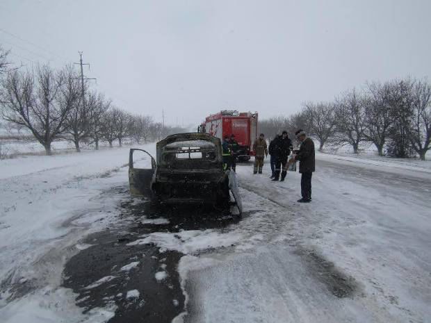 O mașină a fost cuprinsă de flăcări în urma unei defecțiuni tehnice