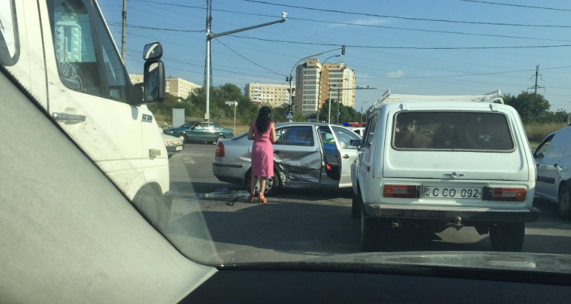 O maşină a poliţiei de patrulare, împlicată într-un accident rutier la ieşirea din oraş