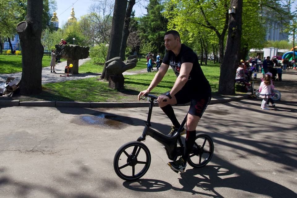 Кличко приехал в мэрию на велосипеде