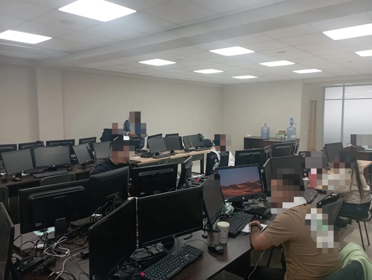 Граждане Эквадора и Перу нелегально работали в колл-центре в Молдове
