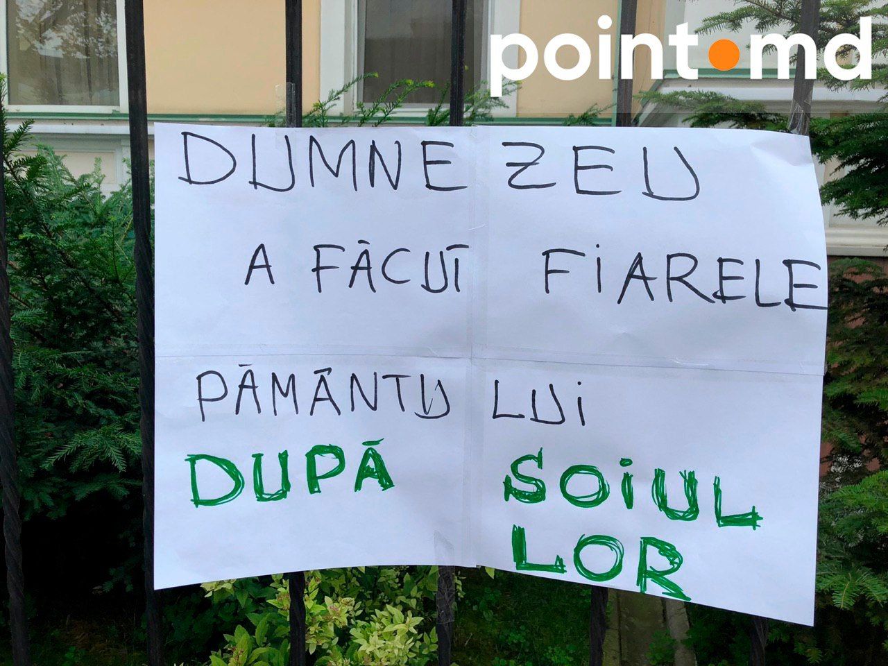 Перед митрополией протестующие требовали наказать Валуцу
