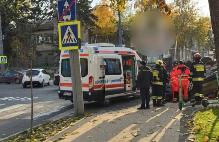 Grav accident rutier la Chișinău: Un autoturism s-a răsturnat