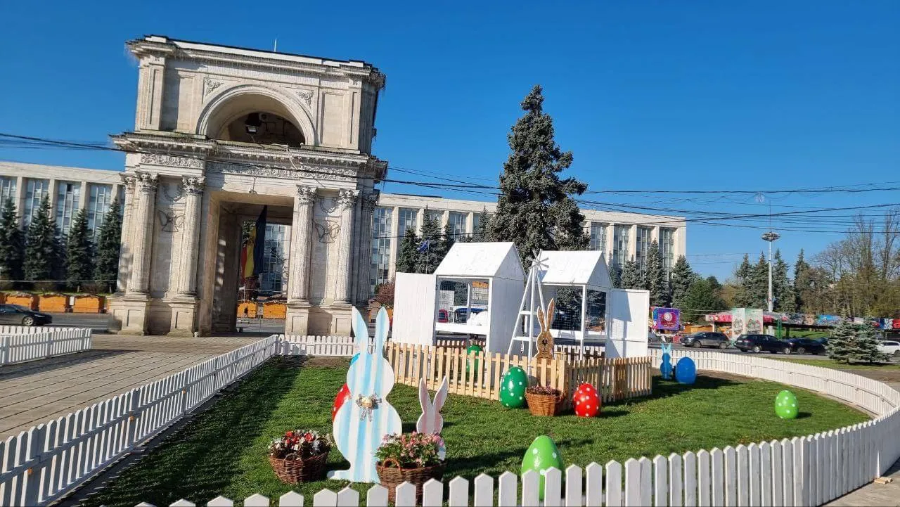 Кишинёв готовится к праздникам: в городе появились пасхальные украшения