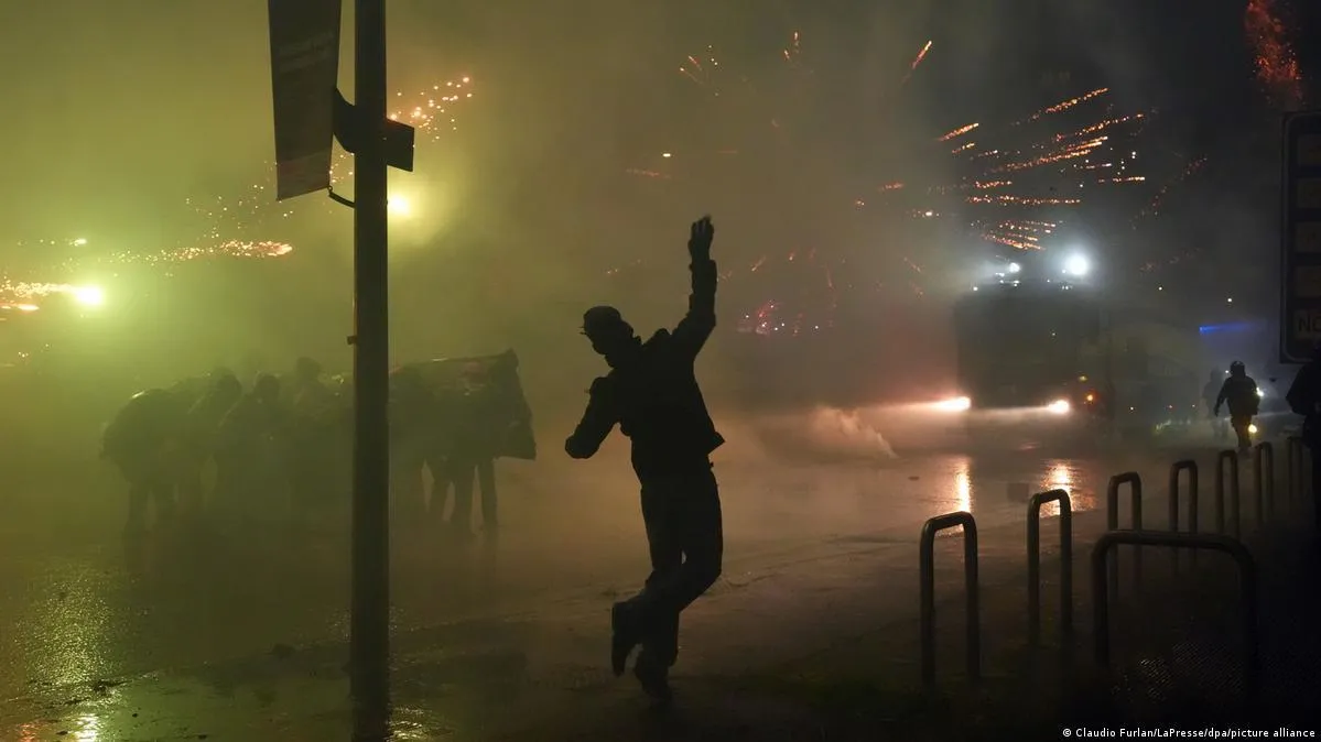 В Италии полиция применила слезоточивый газ к митингующим возле места проведения Олимпиады