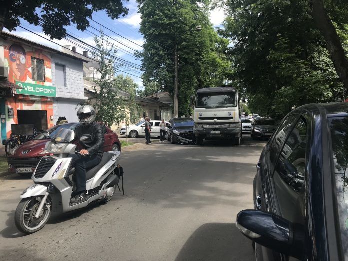 ДТП в центре столицы: легковушка въехала в бетономешалку