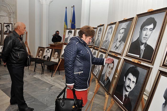Открылась выставка портретов погибших в войне на Днестре