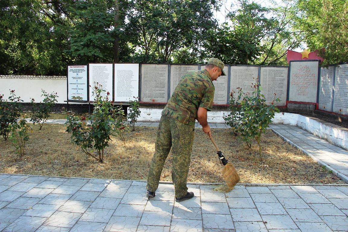 Казаки-пограничники облагородили Мемориал Славы на Ближнем Хуторе