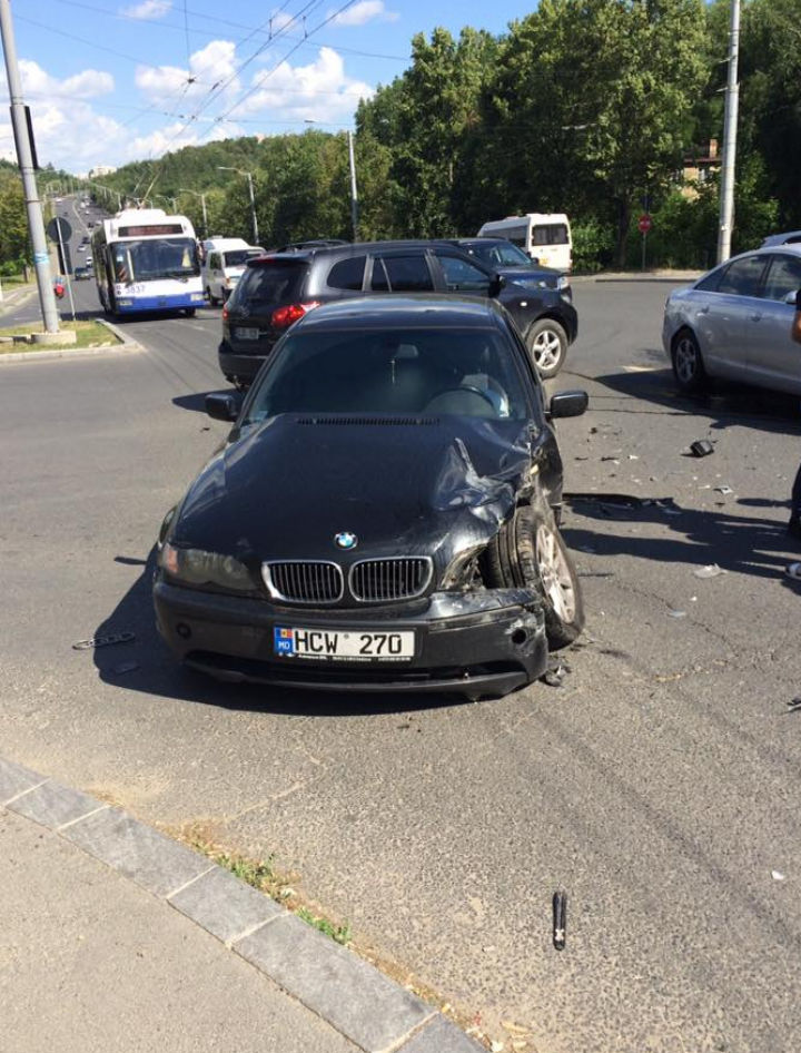 Accident și ambuteiaj în Capitală: Două maşini, grav avariate
