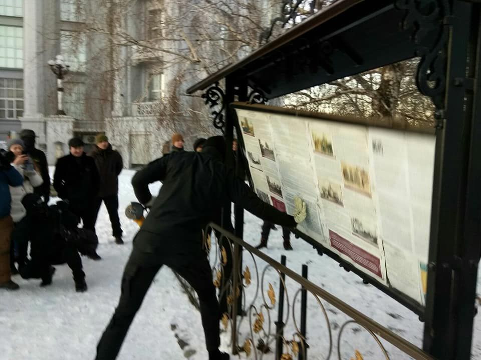 В Киеве радикалы спилили информационный стенд часовни УПЦ МП
